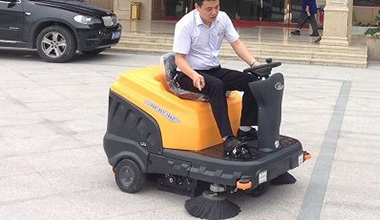 C120駕駛式掃地車服務(wù)于酒店